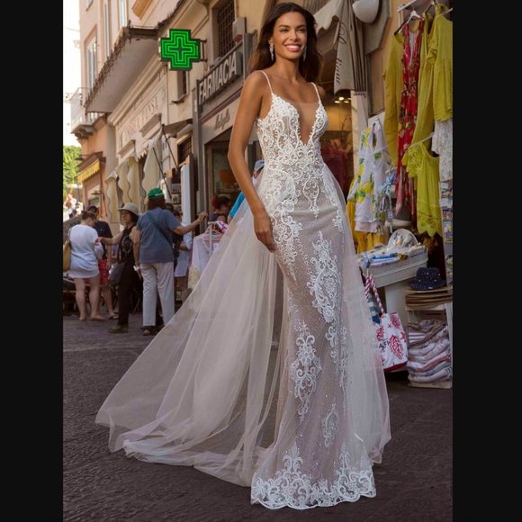 Berta Wedding Dress. Size 38 - Picture 2 of 5